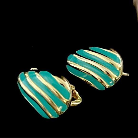 ✨Beautiful Signed Avon Vintage Clip On Earrings - Picture 2 of 3